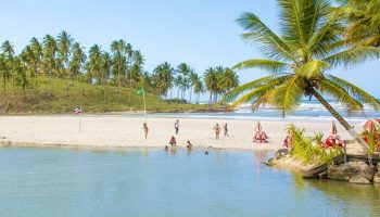 Imagem de crianças aproveitando uma tarde na Praia do Cururupe-Bahia-BA