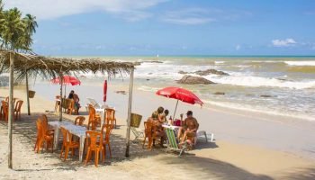 Imagem de turistas no quiosque em uma tarde na Praia dos Milionários-Ilhéus-Bahia-BA